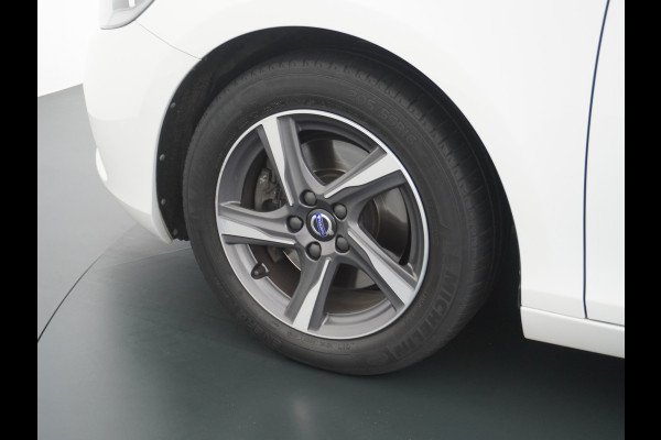 Volvo V40 2.0T Momentum Dual-Ecc Pdc 16" Licht-Regensensor Cruise Bluetooth Autonomous Emergency Braking Brake Assist System Privacy Glas Isofix  1500kg Trekvermogen! hoofdsteunen anti-whiplash Bots herkenning systeem EURO6