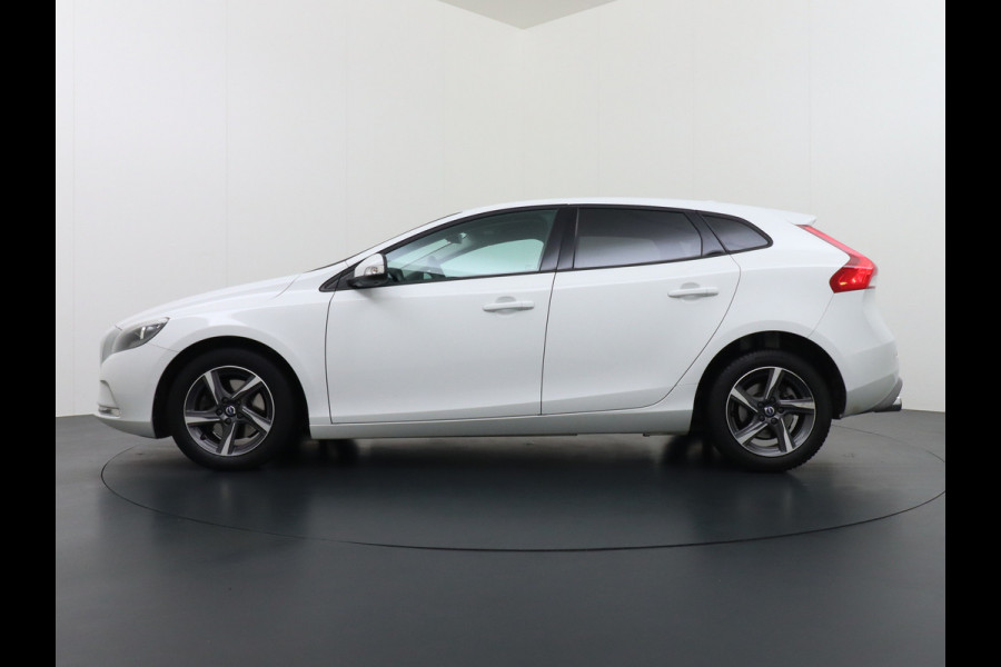 Volvo V40 2.0T Momentum Dual-Ecc Pdc 16" Licht-Regensensor Cruise Bluetooth Autonomous Emergency Braking Brake Assist System Privacy Glas Isofix  1500kg Trekvermogen! hoofdsteunen anti-whiplash Bots herkenning systeem EURO6