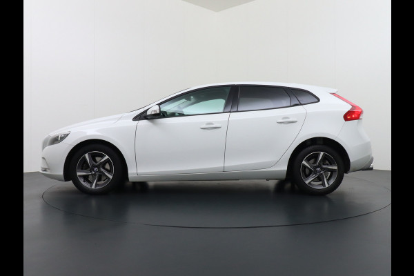 Volvo V40 2.0T Momentum Dual-Ecc Pdc 16" Licht-Regensensor Cruise Bluetooth Autonomous Emergency Braking Brake Assist System Privacy Glas Isofix  1500kg Trekvermogen! hoofdsteunen anti-whiplash Bots herkenning systeem EURO6
