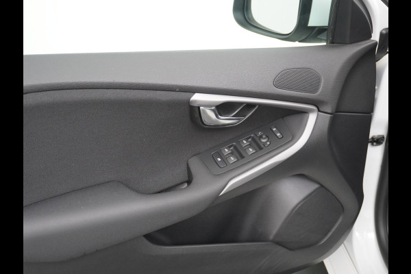 Volvo V40 2.0T Momentum Dual-Ecc Pdc 16" Licht-Regensensor Cruise Bluetooth Autonomous Emergency Braking Brake Assist System Privacy Glas Isofix  1500kg Trekvermogen! hoofdsteunen anti-whiplash Bots herkenning systeem EURO6