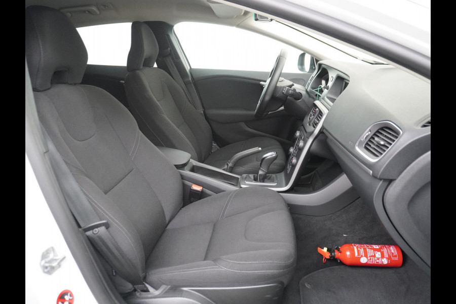 Volvo V40 2.0T Momentum Dual-Ecc Pdc 16" Licht-Regensensor Cruise Bluetooth Autonomous Emergency Braking Brake Assist System Privacy Glas Isofix  1500kg Trekvermogen! hoofdsteunen anti-whiplash Bots herkenning systeem EURO6