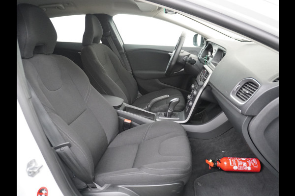 Volvo V40 2.0T Momentum Dual-Ecc Pdc 16" Licht-Regensensor Cruise Bluetooth Autonomous Emergency Braking Brake Assist System Privacy Glas Isofix  1500kg Trekvermogen! hoofdsteunen anti-whiplash Bots herkenning systeem EURO6