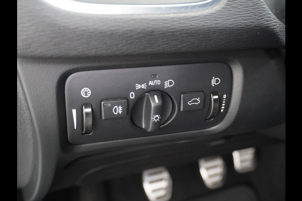 Volvo V40 2.0T Momentum Dual-Ecc Pdc 16" Licht-Regensensor Cruise Bluetooth Autonomous Emergency Braking Brake Assist System Privacy Glas Isofix  1500kg Trekvermogen! hoofdsteunen anti-whiplash Bots herkenning systeem EURO6