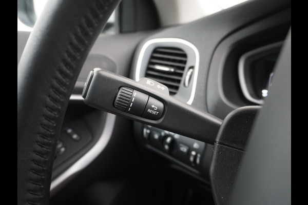Volvo V40 2.0T Momentum Dual-Ecc Pdc 16" Licht-Regensensor Cruise Bluetooth Autonomous Emergency Braking Brake Assist System Privacy Glas Isofix  1500kg Trekvermogen! hoofdsteunen anti-whiplash Bots herkenning systeem EURO6