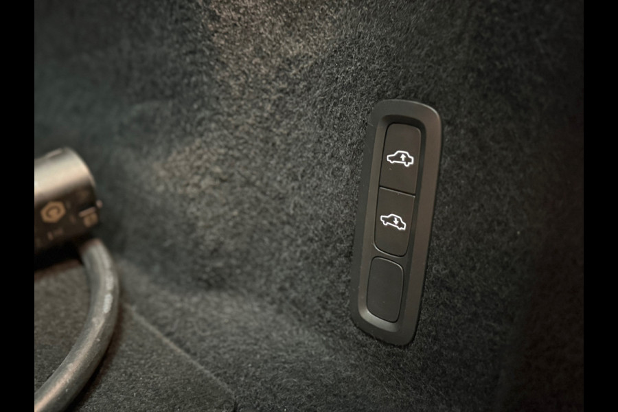 Volvo XC60 2.0 T6 Plug-in hybrid AWD Ultra Black Edition | Pano | Luchtvering | 21' inch | Harman/Kardon | BTW