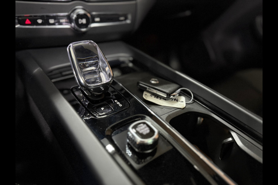 Volvo XC60 2.0 T6 Plug-in hybrid AWD Ultra Black Edition | Pano | Luchtvering | 21' inch | Harman/Kardon | BTW