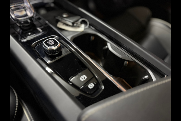 Volvo XC60 2.0 T6 Plug-in hybrid AWD Ultra Black Edition | Pano | Luchtvering | 21' inch | Harman/Kardon | BTW