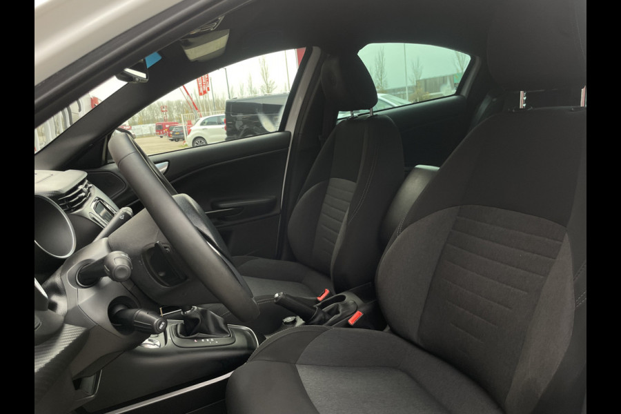 Alfa Romeo Giulietta 1.4 Turbo MultiAir Super | Xenon | Stoelverwarming | Carbon delen | Veloce bumpers Bose