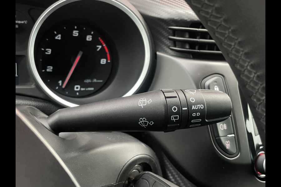 Alfa Romeo Giulietta 1.4 Turbo MultiAir Super | Xenon | Stoelverwarming | Carbon delen | Veloce bumpers Bose