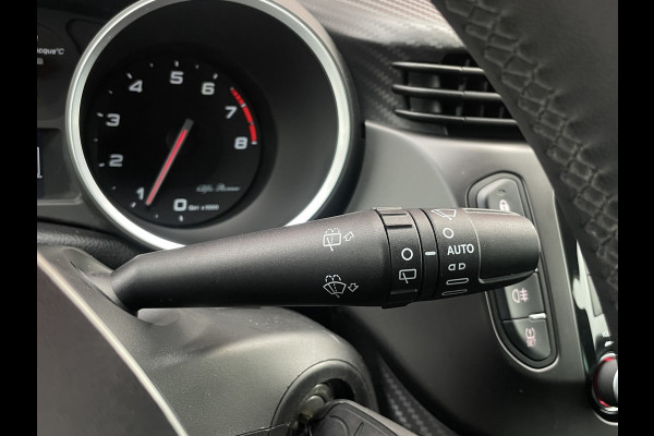 Alfa Romeo Giulietta 1.4 Turbo MultiAir Super | Xenon | Stoelverwarming | Carbon delen | Veloce bumpers Bose