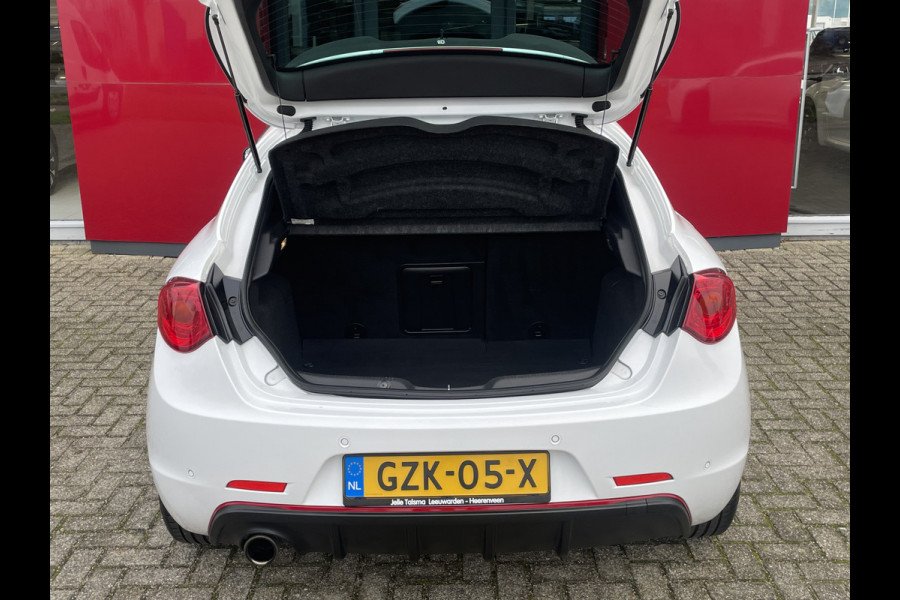Alfa Romeo Giulietta 1.4 Turbo MultiAir Super | Xenon | Stoelverwarming | Carbon delen | Veloce bumpers Bose
