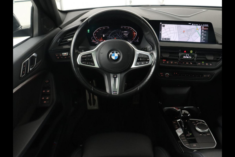 BMW 1-serie 118i M Sport | Panoramadak | Stoelverwarming | Camera | Sportstoelen | Harman/Kardon | Stuurverwarming | Carplay | Navigatie | Live Cockpit | Full LED | Getint glas