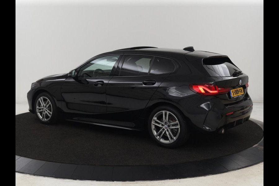 BMW 1-serie 118i M Sport | Panoramadak | Stoelverwarming | Camera | Sportstoelen | Harman/Kardon | Stuurverwarming | Carplay | Navigatie | Live Cockpit | Full LED | Getint glas