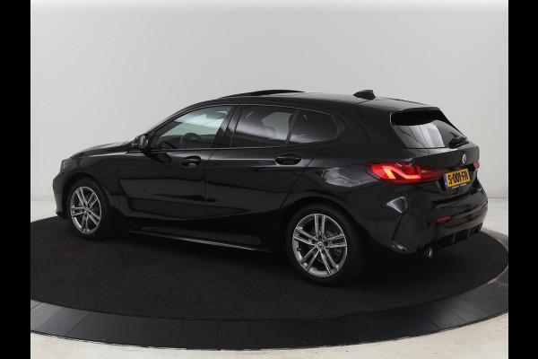 BMW 1-serie 118i M Sport | Panoramadak | Stoelverwarming | Camera | Sportstoelen | Harman/Kardon | Stuurverwarming | Carplay | Navigatie | Live Cockpit | Full LED | Getint glas
