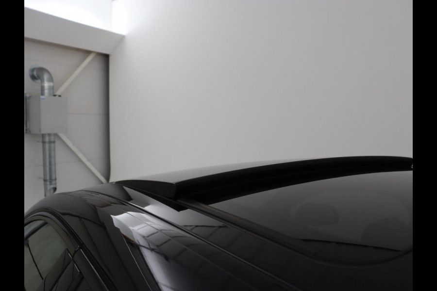 BMW 1-serie 118i M Sport | Panoramadak | Stoelverwarming | Camera | Sportstoelen | Harman/Kardon | Stuurverwarming | Carplay | Navigatie | Live Cockpit | Full LED | Getint glas