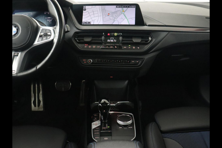 BMW 1-serie 118i M Sport | Panoramadak | Stoelverwarming | Camera | Sportstoelen | Harman/Kardon | Stuurverwarming | Carplay | Navigatie | Live Cockpit | Full LED | Getint glas
