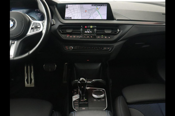 BMW 1-serie 118i M Sport | Panoramadak | Stoelverwarming | Camera | Sportstoelen | Harman/Kardon | Stuurverwarming | Carplay | Navigatie | Live Cockpit | Full LED | Getint glas