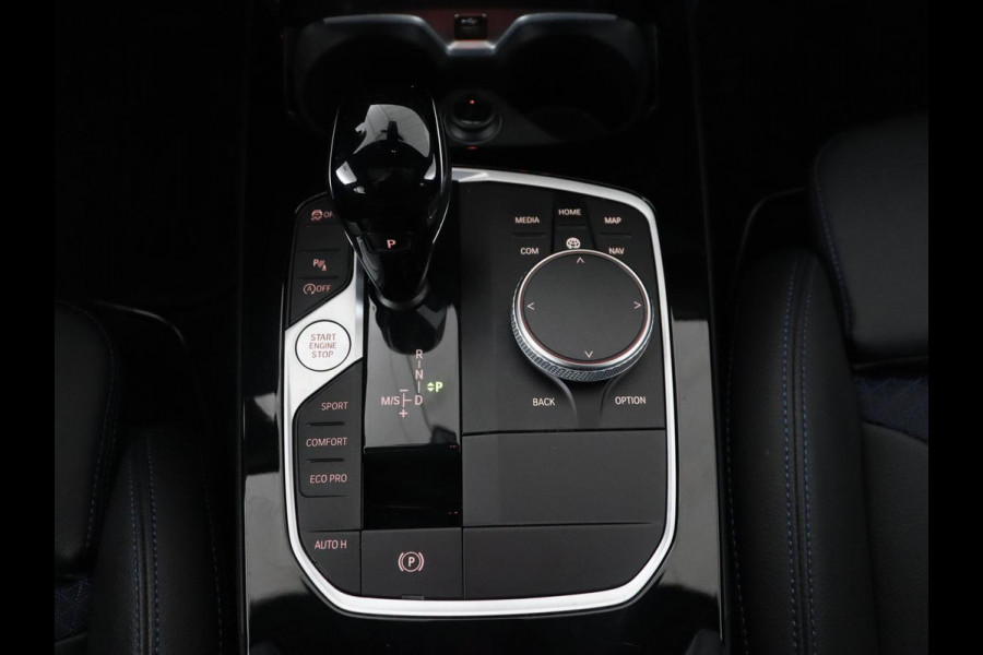 BMW 1-serie 118i M Sport | Panoramadak | Stoelverwarming | Camera | Sportstoelen | Harman/Kardon | Stuurverwarming | Carplay | Navigatie | Live Cockpit | Full LED | Getint glas