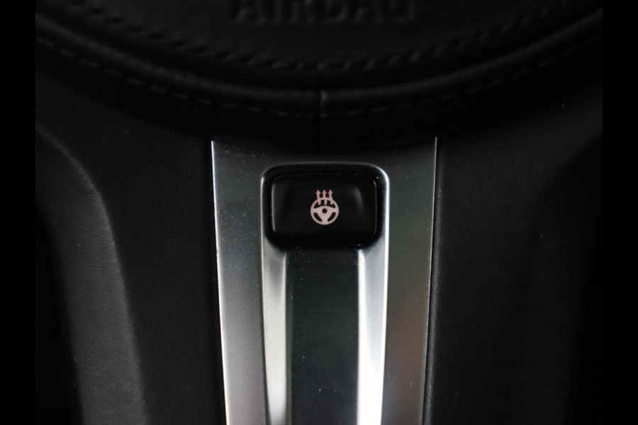 BMW 1-serie 118i M Sport | Panoramadak | Stoelverwarming | Camera | Sportstoelen | Harman/Kardon | Stuurverwarming | Carplay | Navigatie | Live Cockpit | Full LED | Getint glas