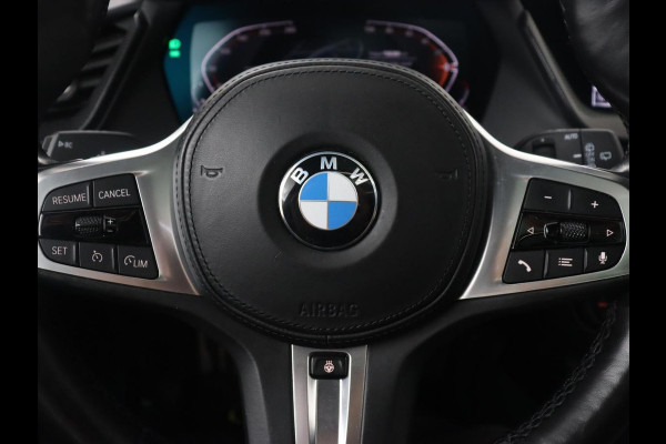 BMW 1-serie 118i M Sport | Panoramadak | Stoelverwarming | Camera | Sportstoelen | Harman/Kardon | Stuurverwarming | Carplay | Navigatie | Live Cockpit | Full LED | Getint glas
