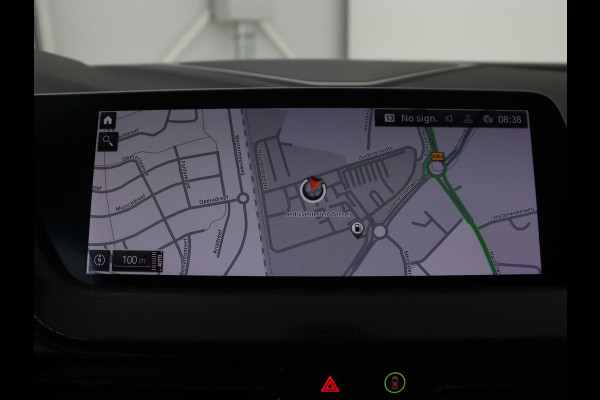 BMW 1-serie 118i M Sport | Panoramadak | Stoelverwarming | Camera | Sportstoelen | Harman/Kardon | Stuurverwarming | Carplay | Navigatie | Live Cockpit | Full LED | Getint glas