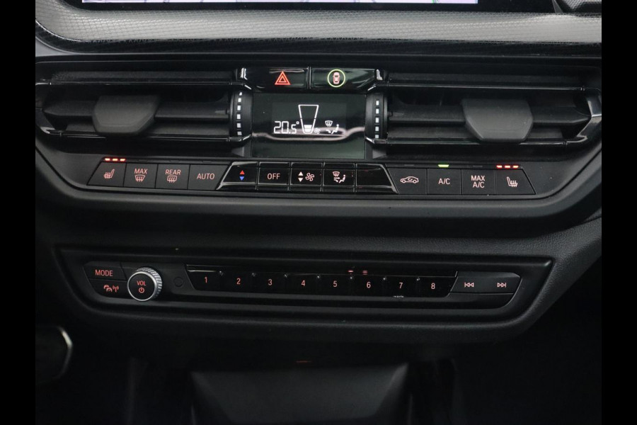 BMW 1-serie 118i M Sport | Panoramadak | Stoelverwarming | Camera | Sportstoelen | Harman/Kardon | Stuurverwarming | Carplay | Navigatie | Live Cockpit | Full LED | Getint glas