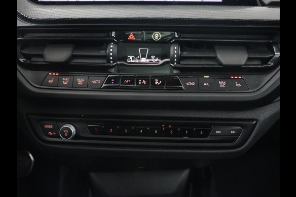 BMW 1-serie 118i M Sport | Panoramadak | Stoelverwarming | Camera | Sportstoelen | Harman/Kardon | Stuurverwarming | Carplay | Navigatie | Live Cockpit | Full LED | Getint glas