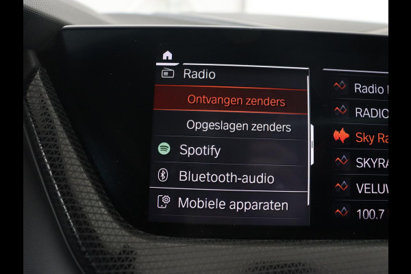 BMW 1-serie 118i M Sport | Panoramadak | Stoelverwarming | Camera | Sportstoelen | Harman/Kardon | Stuurverwarming | Carplay | Navigatie | Live Cockpit | Full LED | Getint glas