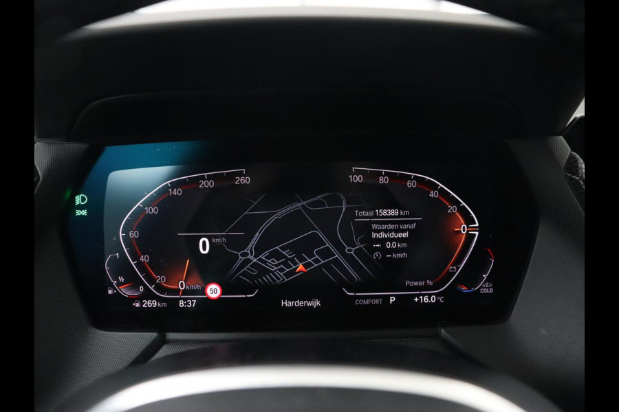 BMW 1-serie 118i M Sport | Panoramadak | Stoelverwarming | Camera | Sportstoelen | Harman/Kardon | Stuurverwarming | Carplay | Navigatie | Live Cockpit | Full LED | Getint glas