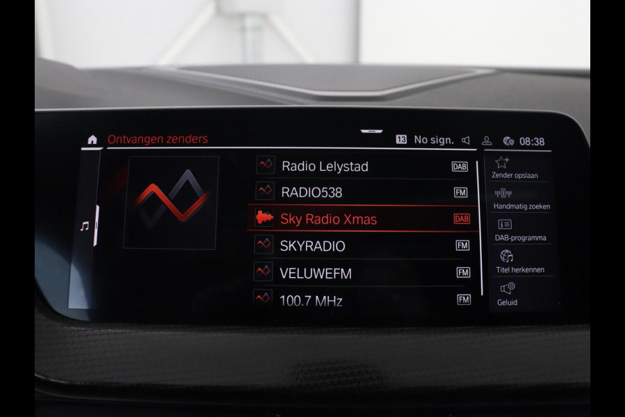 BMW 1-serie 118i M Sport | Panoramadak | Stoelverwarming | Camera | Sportstoelen | Harman/Kardon | Stuurverwarming | Carplay | Navigatie | Live Cockpit | Full LED | Getint glas