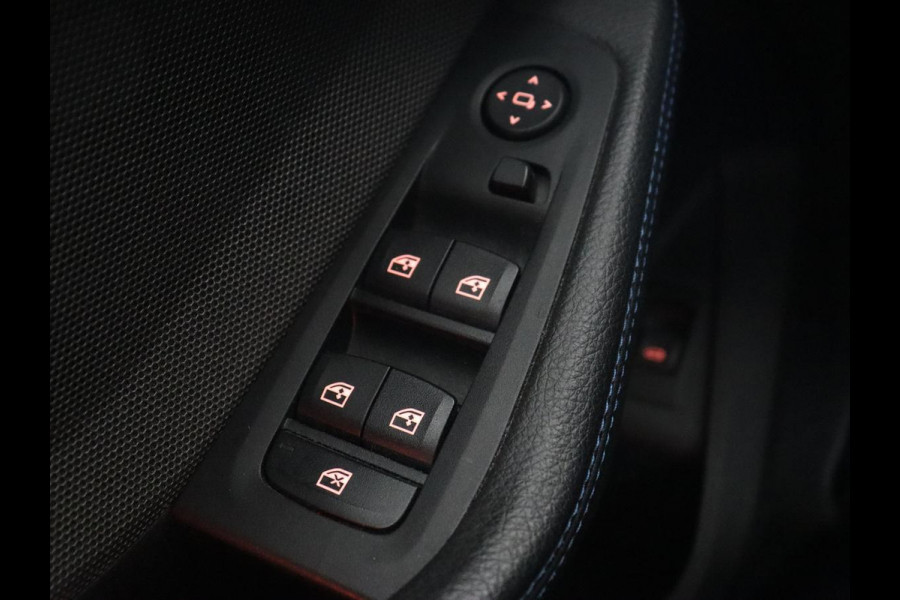 BMW 1-serie 118i M Sport | Panoramadak | Stoelverwarming | Camera | Sportstoelen | Harman/Kardon | Stuurverwarming | Carplay | Navigatie | Live Cockpit | Full LED | Getint glas
