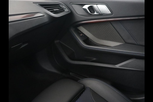 BMW 1-serie 118i M Sport | Panoramadak | Stoelverwarming | Camera | Sportstoelen | Harman/Kardon | Stuurverwarming | Carplay | Navigatie | Live Cockpit | Full LED | Getint glas