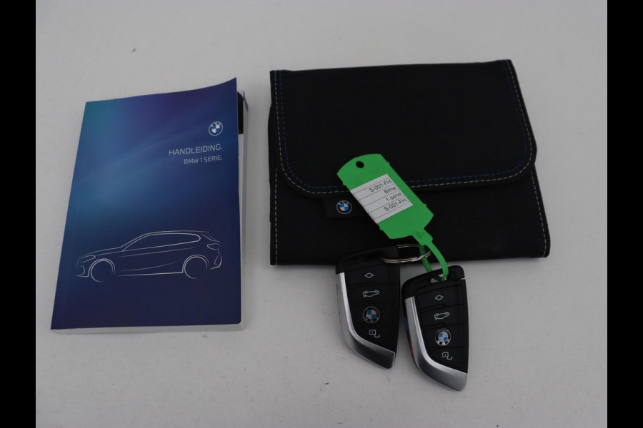 BMW 1-serie 118i M Sport | Panoramadak | Stoelverwarming | Camera | Sportstoelen | Harman/Kardon | Stuurverwarming | Carplay | Navigatie | Live Cockpit | Full LED | Getint glas