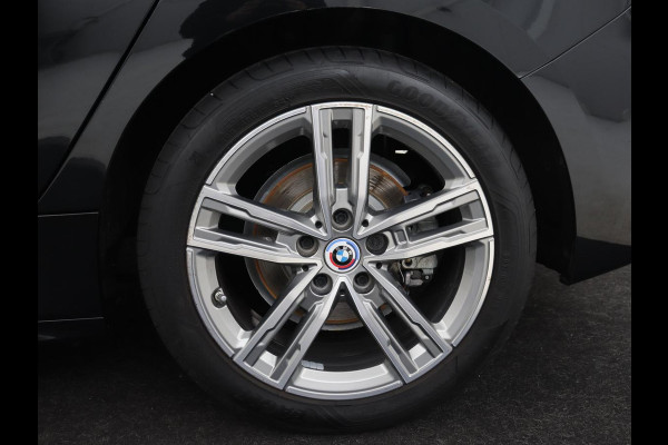 BMW 1-serie 118i M Sport | Panoramadak | Stoelverwarming | Camera | Sportstoelen | Harman/Kardon | Stuurverwarming | Carplay | Navigatie | Live Cockpit | Full LED | Getint glas