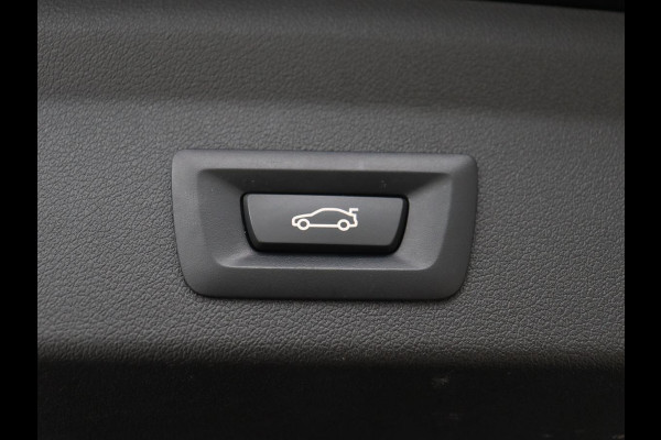 BMW 1-serie 118i M Sport | Panoramadak | Stoelverwarming | Camera | Sportstoelen | Harman/Kardon | Stuurverwarming | Carplay | Navigatie | Live Cockpit | Full LED | Getint glas