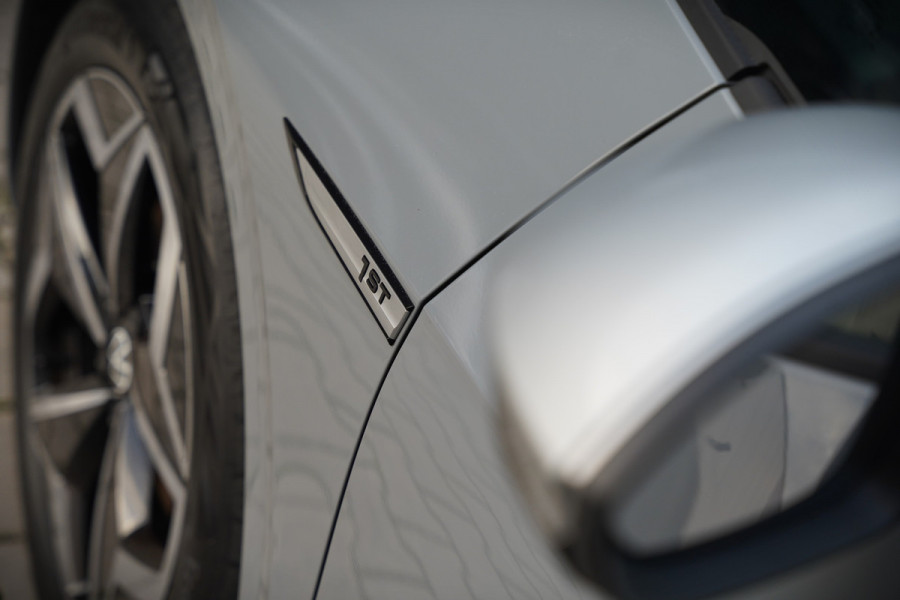 Volkswagen ID.3 First Plus 58 kWh | Stoelverwarming | Stuurverwarming | Camera | Adaptive Cruise Control | Navigatie | Standkachel | Keyless | Parkeersensoren | LED | Apple Carplay | BTW |