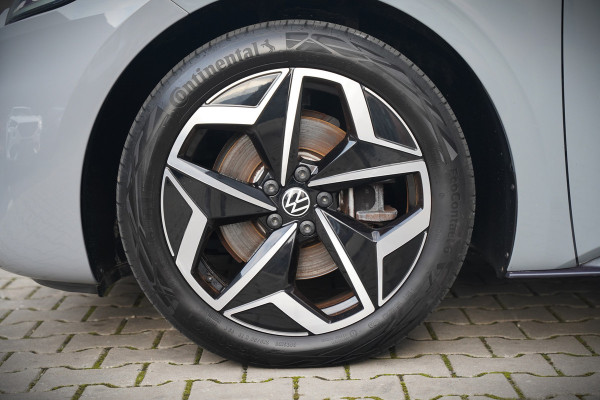 Volkswagen ID.3 First Plus 58 kWh | Stoelverwarming | Stuurverwarming | Camera | Adaptive Cruise Control | Navigatie | Standkachel | Keyless | Parkeersensoren | LED | Apple Carplay | BTW |