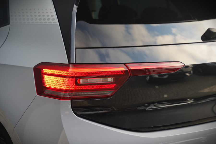 Volkswagen ID.3 First Plus 58 kWh | Stoelverwarming | Stuurverwarming | Camera | Adaptive Cruise Control | Navigatie | Standkachel | Keyless | Parkeersensoren | LED | Apple Carplay | BTW |