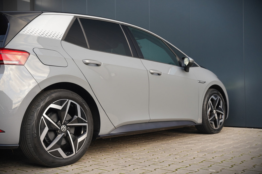 Volkswagen ID.3 First Plus 58 kWh | Stoelverwarming | Stuurverwarming | Camera | Adaptive Cruise Control | Navigatie | Standkachel | Keyless | Parkeersensoren | LED | Apple Carplay | BTW |