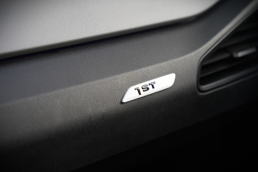 Volkswagen ID.3 First Plus 58 kWh | Stoelverwarming | Stuurverwarming | Camera | Adaptive Cruise Control | Navigatie | Standkachel | Keyless | Parkeersensoren | LED | Apple Carplay | BTW |