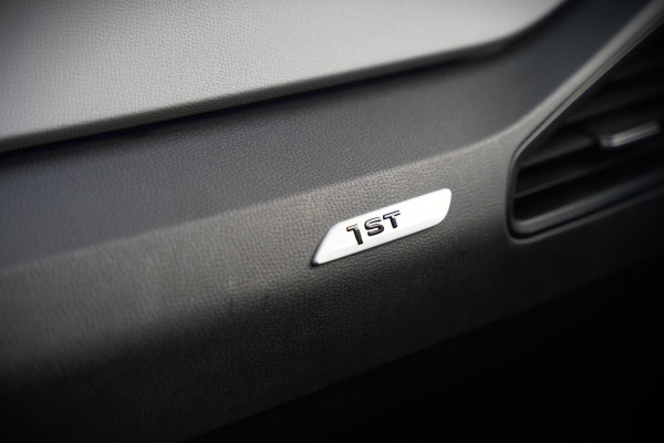 Volkswagen ID.3 First Plus 58 kWh | Stoelverwarming | Stuurverwarming | Camera | Adaptive Cruise Control | Navigatie | Standkachel | Keyless | Parkeersensoren | LED | Apple Carplay | BTW |