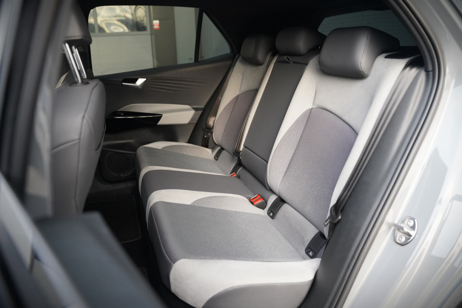 Volkswagen ID.3 First Plus 58 kWh | Stoelverwarming | Stuurverwarming | Camera | Adaptive Cruise Control | Navigatie | Standkachel | Keyless | Parkeersensoren | LED | Apple Carplay | BTW |