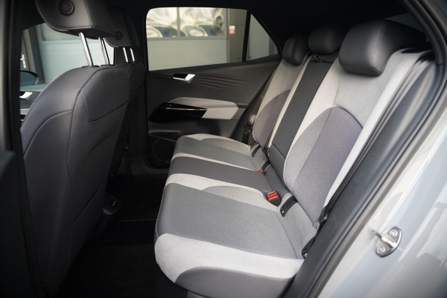 Volkswagen ID.3 First Plus 58 kWh | Stoelverwarming | Stuurverwarming | Camera | Adaptive Cruise Control | Navigatie | Standkachel | Keyless | Parkeersensoren | LED | Apple Carplay | BTW |