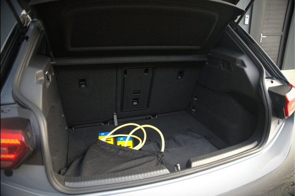 Volkswagen ID.3 First Plus 58 kWh | Stoelverwarming | Stuurverwarming | Camera | Adaptive Cruise Control | Navigatie | Standkachel | Keyless | Parkeersensoren | LED | Apple Carplay | BTW |