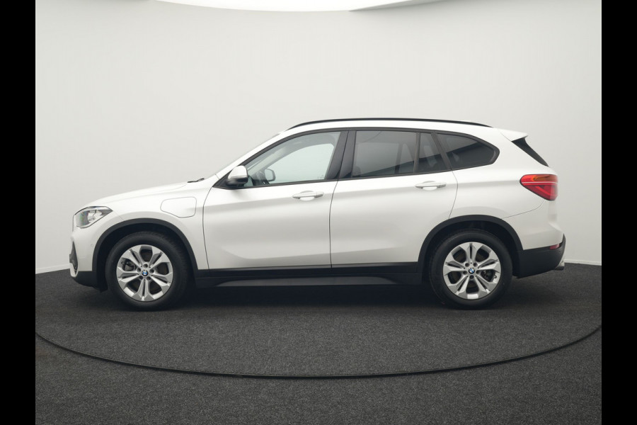BMW X1 xDrive25e eDrive Plug In Hybrid 220pk Dealer O.H PHEV | Adaptive Cruise | Head Up | Sportstoelen | Harman Kardon Sound | Stoelverwarming | Camera | Navigatie | DAB |