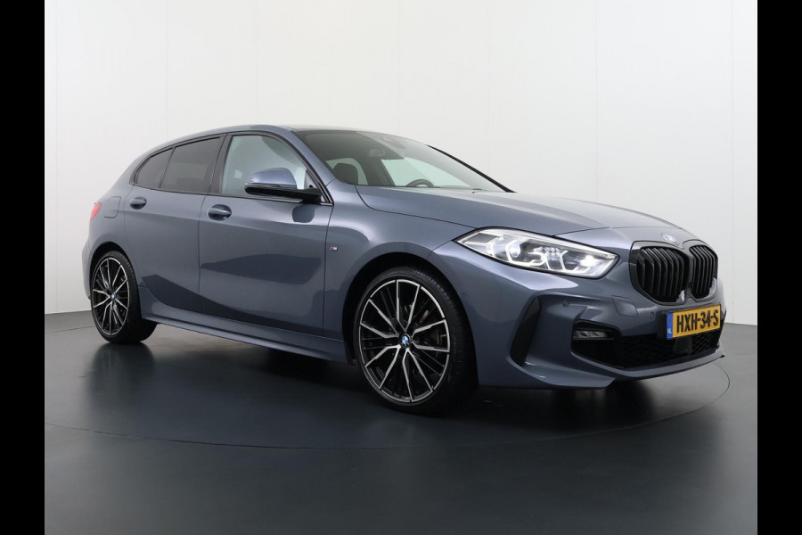 BMW 1-serie 118i Executive Edition M Sport VAN: €34.900,- VOOR: €29.877 UW EINDEJAARSVOORDEEL: €5.023,- | M SPORT | HARMAN & KARDON | ELEKTRISCHE ACHTERKLEP | CAMERA | ADAPTIVE CRUISE CONTROL | STOEL- & STUURVERWARMING | HEAD-UP | 19 INCH | INDIVIDUAL KLEUR STORM BAY METALLIC BOMVOL OPTIES