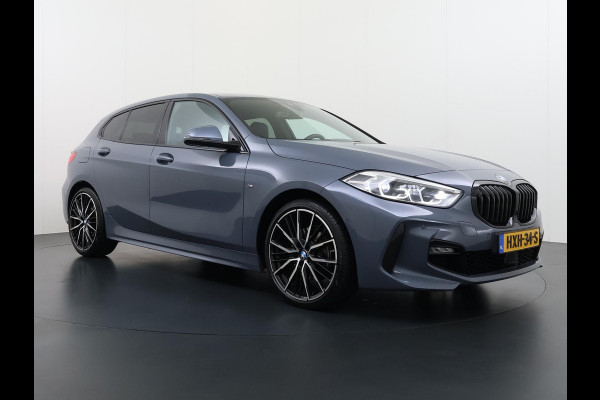 BMW 1-serie 118i Executive Edition M Sport VAN: €34.900,- VOOR: €29.877 UW EINDEJAARSVOORDEEL: €5.023,- | M SPORT | HARMAN & KARDON | ELEKTRISCHE ACHTERKLEP | CAMERA | ADAPTIVE CRUISE CONTROL | STOEL- & STUURVERWARMING | HEAD-UP | 19 INCH | INDIVIDUAL KLEUR STORM BAY METALLIC BOMVOL OPTIES