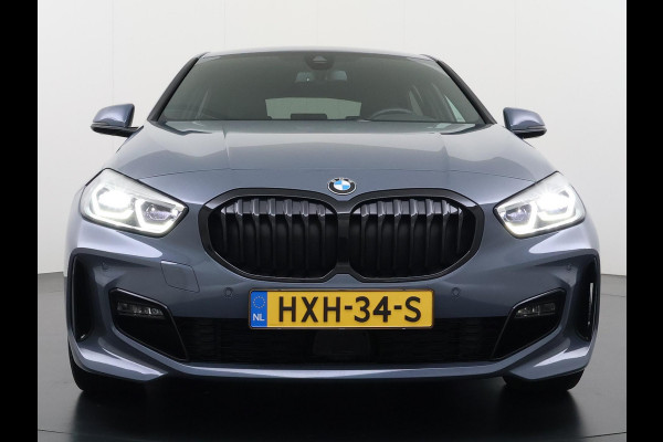 BMW 1-serie 118i Executive Edition M Sport VAN: €34.900,- VOOR: €29.877 UW EINDEJAARSVOORDEEL: €5.023,- | M SPORT | HARMAN & KARDON | ELEKTRISCHE ACHTERKLEP | CAMERA | ADAPTIVE CRUISE CONTROL | STOEL- & STUURVERWARMING | HEAD-UP | 19 INCH | INDIVIDUAL KLEUR STORM BAY METALLIC BOMVOL OPTIES