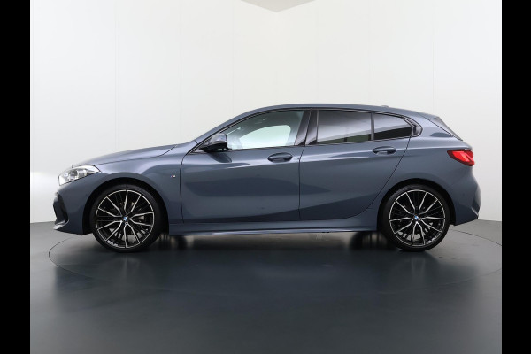 BMW 1-serie 118i Executive Edition M Sport VAN: €34.900,- VOOR: €29.877 UW EINDEJAARSVOORDEEL: €5.023,- | M SPORT | HARMAN & KARDON | ELEKTRISCHE ACHTERKLEP | CAMERA | ADAPTIVE CRUISE CONTROL | STOEL- & STUURVERWARMING | HEAD-UP | 19 INCH | INDIVIDUAL KLEUR STORM BAY METALLIC BOMVOL OPTIES