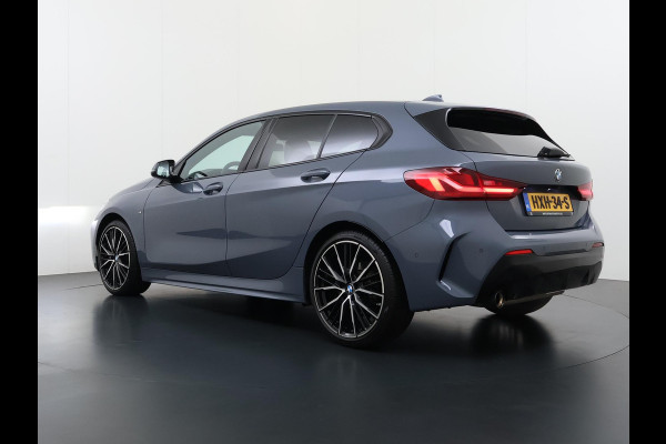 BMW 1-serie 118i Executive Edition M Sport VAN: €34.900,- VOOR: €29.877 UW EINDEJAARSVOORDEEL: €5.023,- | M SPORT | HARMAN & KARDON | ELEKTRISCHE ACHTERKLEP | CAMERA | ADAPTIVE CRUISE CONTROL | STOEL- & STUURVERWARMING | HEAD-UP | 19 INCH | INDIVIDUAL KLEUR STORM BAY METALLIC BOMVOL OPTIES